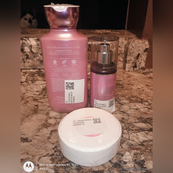 Bath & Body Works Twisted Peppermint Set - Pink and White - Picture 3 of 6